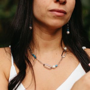 linked pearl necklace  on model