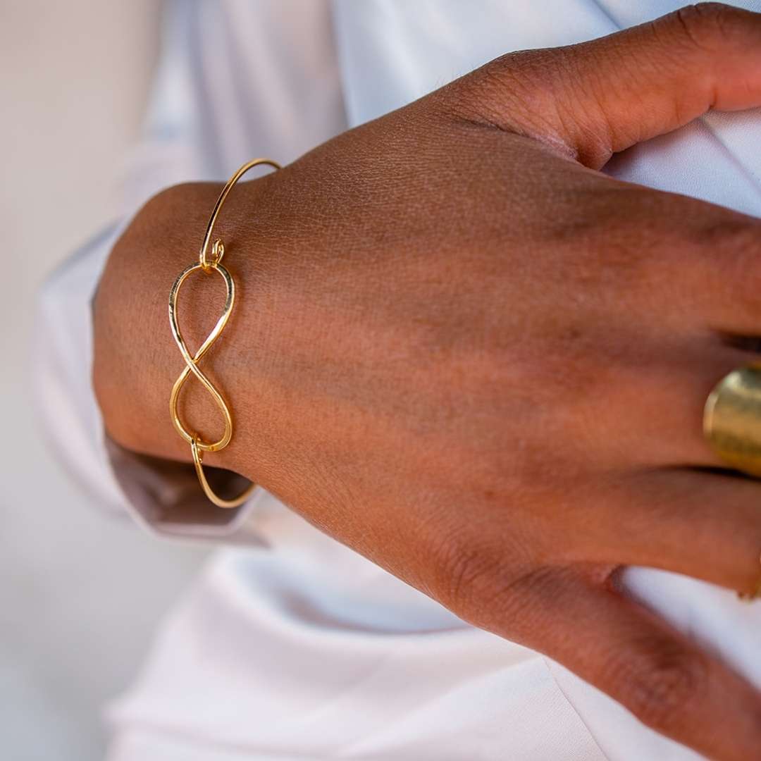 Infinity Symbol Bracelet in Gold With Diamonds